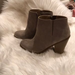 Banana republic  never worn bootie., women’s 8.5.